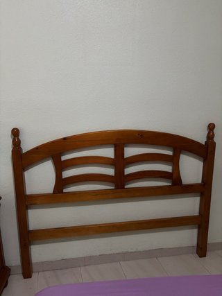 Cabecero de madera marrón