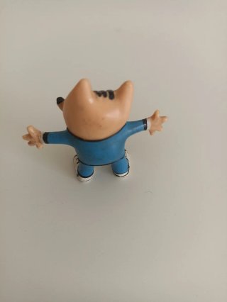 Muñeco de personaje con traje azul
