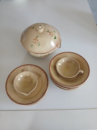 Sopera con platos y salseras de cerámica La Bisbal