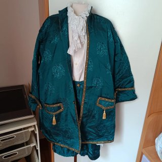 Traje medieval con detalles dorados