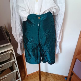 Traje medieval con detalles dorados