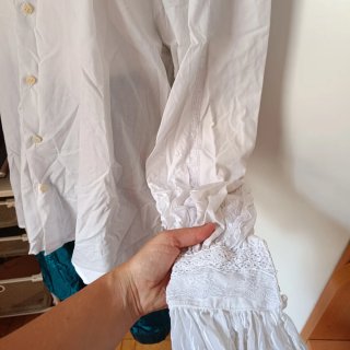 Traje medieval con detalles dorados