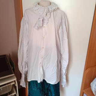 Traje medieval con detalles dorados