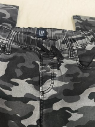 Pantalón camuflado GAP. Importado. Talle xxl niño