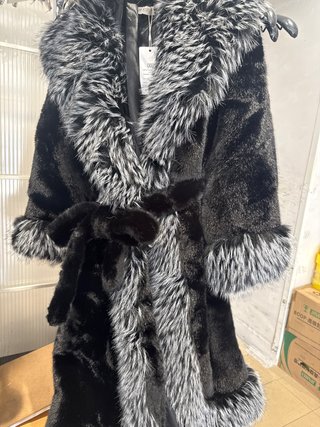 Chaqueta de pelo sintético negra y gris