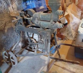 Máquina antigua para producción de vino