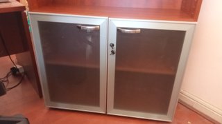 Armario oficina madera cerezo con 2puertas cristal