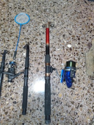 Set de pesca: cañas, carretes y accesorios.