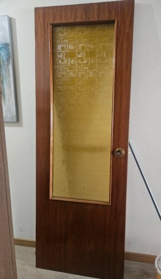 Puerta de madera con cristal