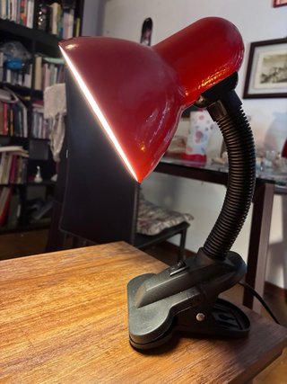 Lampada da tavolo a molletta rossa