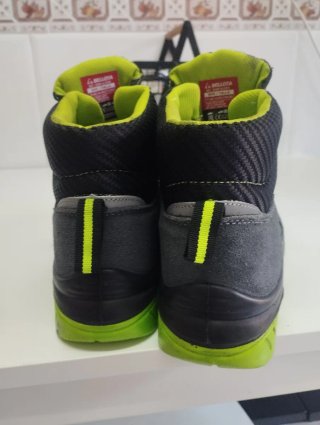 Botas de seguridad Bellota grises y verdes