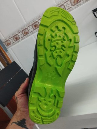 Botas de seguridad Bellota grises y verdes