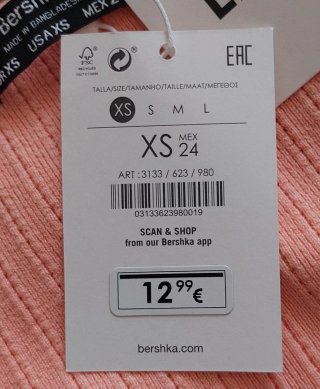CAMISETA CON ETIQUETAS / BERSHKA / TALLA XS