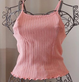CAMISETA CON ETIQUETAS / BERSHKA / TALLA XS