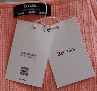 CAMISETA CON ETIQUETAS / BERSHKA / TALLA XS