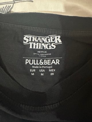 Camiseta Stranger Things Oficial Pull&Bear Negra