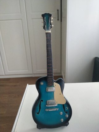 Guitarra de adorno azul con soporte