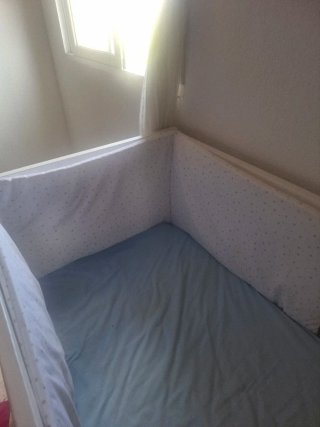 Cuna de madera elevable con colchón