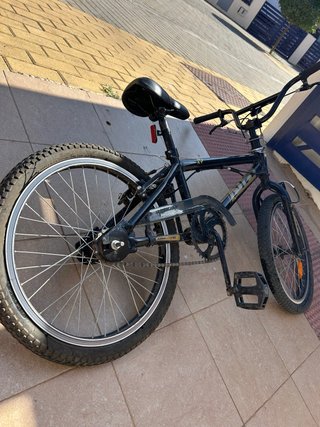 Bicicleta BMX Negra y Dorada.