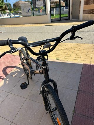 Bicicleta BMX Negra y Dorada.