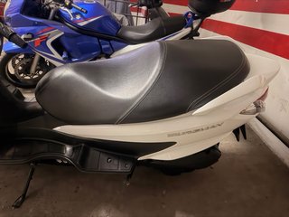 Suzuki Maxi Scooter Blanca