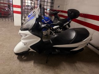 Suzuki Maxi Scooter Blanca