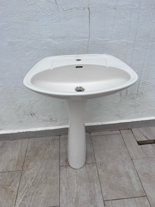 Lavabo de cerámica con pie