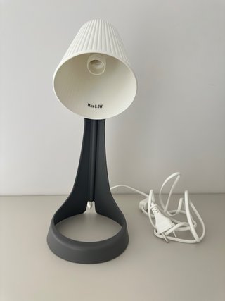 Lámpara de escritorio IKEA blanca y gris