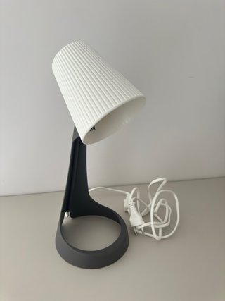 Lámpara de escritorio IKEA blanca y gris