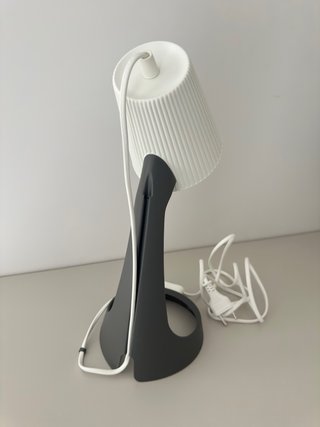 Lámpara de escritorio IKEA blanca y gris