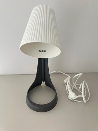 Lámpara de escritorio IKEA blanca y gris