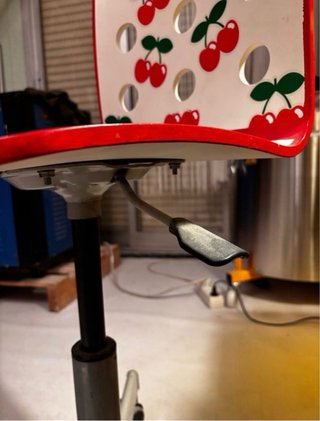 Silla giratoria con diseño de cerezas