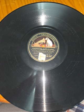 Gramófono His Master's Voice + 4 discos y agujas