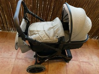Carro de bebé beige y negro