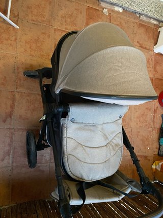 Carro de bebé beige y negro