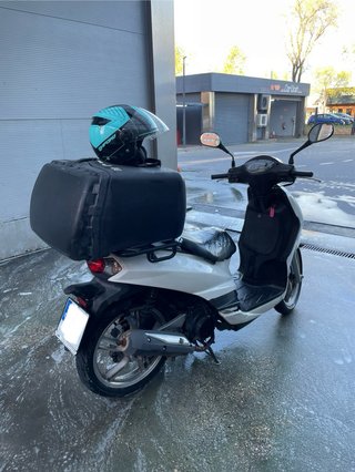Alquiler moto peugeot tweet