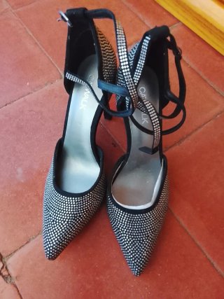 Zapatos de tacón negros y plateados con pedrería