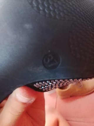 Zapatos de tacón negros y plateados con pedrería