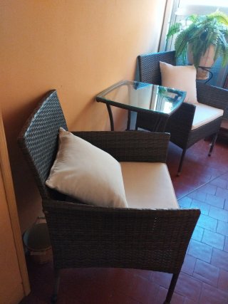 Conjunto de sillas y mesa con cojines