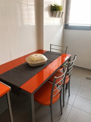 Sillas y mesa de cocina cristal y metal naranja