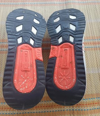 Zapatillas deportivas blancas y negras