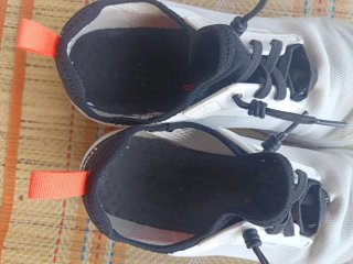 Zapatillas deportivas blancas y negras