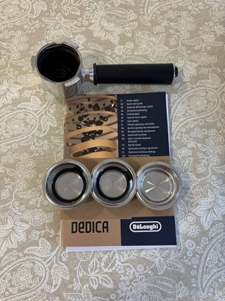 Cafetera DeLonghi Dedica Style espresso en su caja