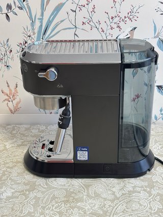 Cafetera DeLonghi Dedica Style espresso en su caja