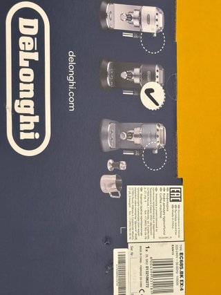Cafetera DeLonghi Dedica Style espresso en su caja