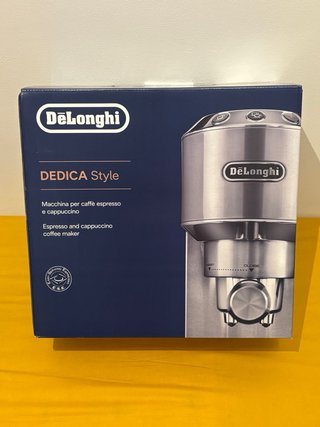 Cafetera DeLonghi Dedica Style espresso en su caja
