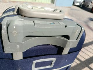 Maleta de viaje azul con ruedas "NEGOCIABLE"