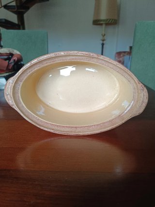 Sopera ovalada de cerámica vidriada con tapa