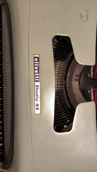 Máquina de escribir Olivetti Studio 44