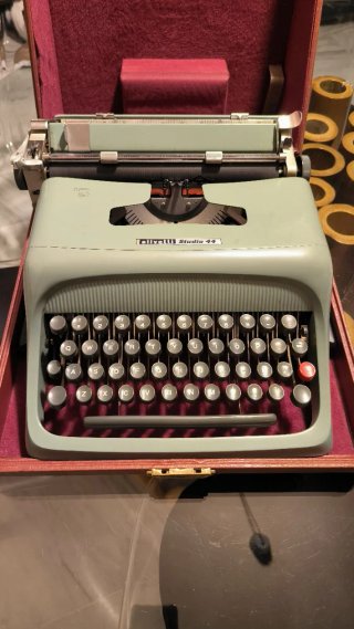 Máquina de escribir Olivetti Studio 44